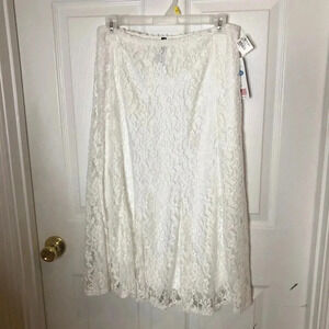 NWT-Ashley blue lace skirt white. Sz lg
